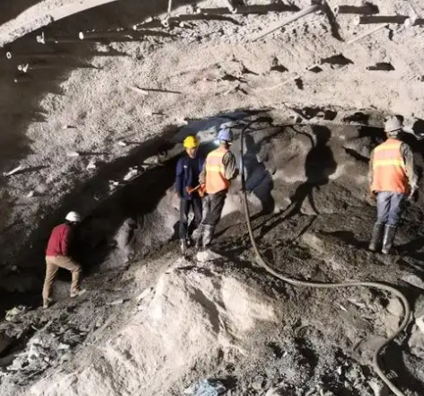 天涯拱顶带模注浆料的施工流程及注意事项